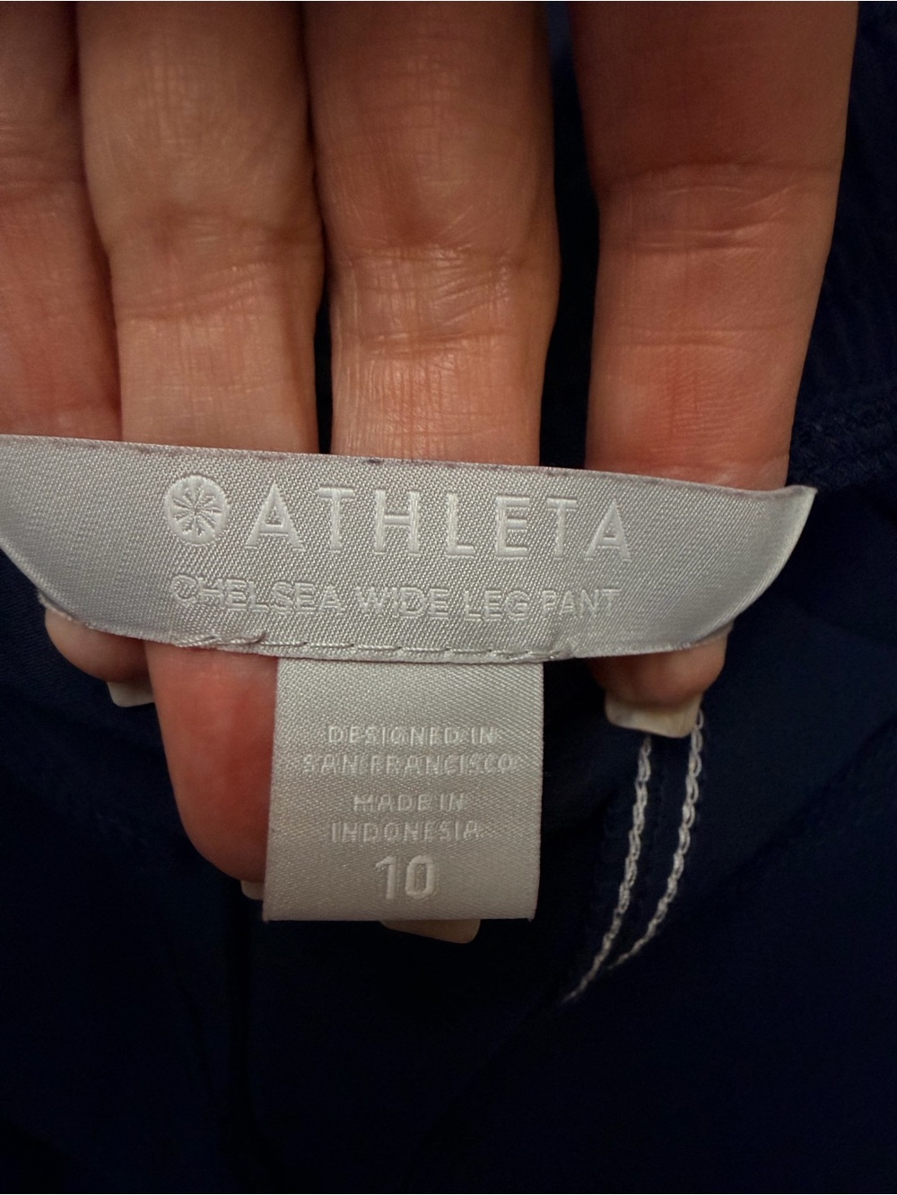 Athleta wide leg cargo pants sz 10 Navy w/contrast stitching - Picture 5 of 5